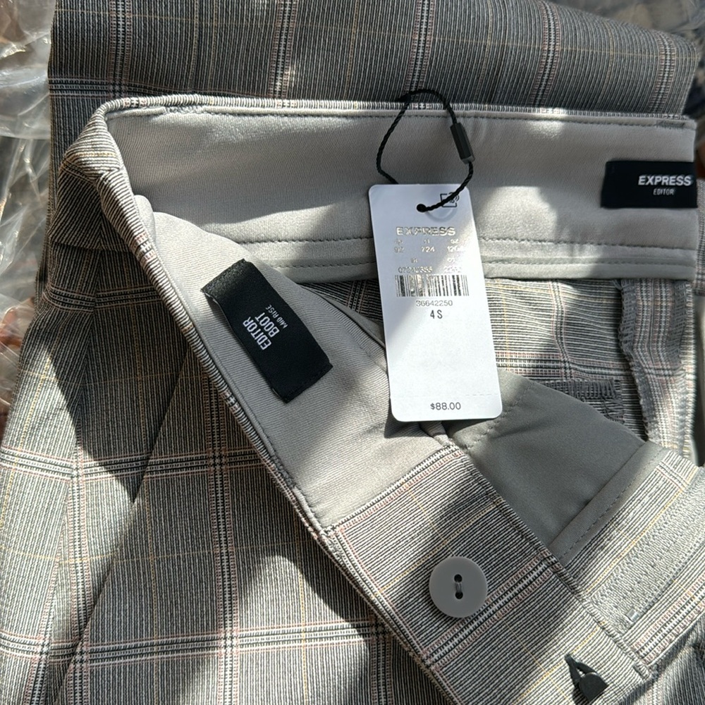 Editor Mid Rise Plaid Bootcut Pant
Color: PLAID-GRAY
Size: 4 Short